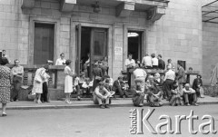 7.06.1981, Warszawa, Polska.
Wizyta Czesława Miłosza w Polsce po otrzymaniu Literackiej Nagrody Nobla. Oczekiwanie na przybycie noblisty przed siedzibą PEN Clubu w Pałacu Kultury i Nauki. 
Fot. NN, zbiory Ośrodka KARTA/Independent Polish Agency (IPA) przekazał Józef Lebenbaum