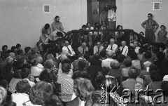 7.06.1981, Warszawa, Polska.
Wizyta Czesława Miłosza w Polsce po otrzymaniu Literackiej Nagrody Nobla - spotkanie z pisarzem w PEN Clubie w Pałacu Kultury i Nauki. Przy stole siedzą, od lewej strony: Władysław Bartoszewski, NN, Czesław Miłosz, NN, Jerzy Zagórski. 
Fot. NN, zbiory Ośrodka KARTA/Independent Polish Agency (IPA) przekazał Józef Lebenbaum