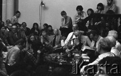 7.06.1981, Warszawa, Polska.
Wizyta Czesława Miłosza w Polsce po otrzymaniu Literackiej Nagrody Nobla - spotkanie z pisarzem w PEN Clubie w Pałacu Kultury i Nauki. Przy stoliku siedzą, od lewej strony - Władysław Bartoszewski, NN, Czesław Miłosz.
Fot. NN, zbiory Ośrodka KARTA/Independent Polish Agency (IPA) przekazał Józef Lebenbaum