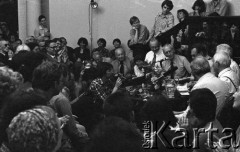 7.06.1981, Warszawa, Polska.
Wizyta Czesława Miłosza w Polsce po otrzymaniu Literackiej Nagrody Nobla - spotkanie z pisarzem w PEN Clubie w Pałacu Kultury i Nauki. Przy stoliku siedzą, od lewej strony - Władysław Bartoszewski, NN, Czesław Miłosz.
Fot. NN, zbiory Ośrodka KARTA/Independent Polish Agency (IPA) przekazał Józef Lebenbaum