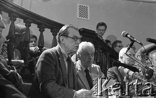 7.06.1981, Warszawa, Polska.
Wizyta Czesława Miłosza w Polsce po otrzymaniu Literackiej Nagrody Nobla - spotkanie z pisarzem w PEN Clubie w Pałacu Kultury i Nauki. Od lewej siedzą: Czesław Miłosz, NN i Jerzy Zagórski.
Fot. NN, zbiory Ośrodka KARTA/Independent Polish Agency (IPA) przekazał Józef Lebenbaum