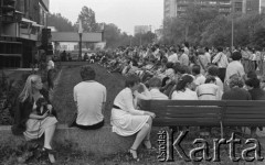 6.06.1981, Warszawa, Polska.
Wizyta Czesława Miłosza w Polsce po otrzymaniu Literackiej Nagrody Nobla. Czytelnicy oczekują na przybycie pisarza przed Centralnym Klubem Studentów Politechniki Warszawskiej 