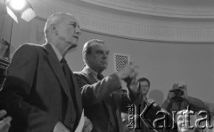 7.06.1981, Warszawa, Polska.
Wizyta Czesława Miłosza w Polsce po otrzymaniu Literackiej Nagrody Nobla - spotkanie z pisarzem w PEN Clubie w Pałacu Kultury i Nauki. Od lewej strony: NN, Czesław Miłosz, NN, Jerzy Zagórski.
Fot. NN, zbiory Ośrodka KARTA/Independent Polish Agency (IPA) przekazał Józef Lebenbaum