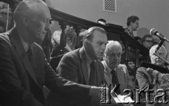 7.06.1981, Warszawa, Polska.
Wizyta Czesława Miłosza w Polsce po otrzymaniu Literackiej Nagrody Nobla - spotkanie z pisarzem w PEN Clubie w Pałacu Kultury i Nauki. Od lewej strony siedzą: NN, Czesław Miłosz, NN i Jerzy Zagórski.
Fot. NN, zbiory Ośrodka KARTA/Independent Polish Agency (IPA) przekazał Józef Lebenbaum