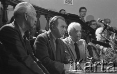 7.06.1981, Warszawa, Polska.
Wizyta Czesława Miłosza w Polsce po otrzymaniu Literackiej Nagrody Nobla - spotkanie z pisarzem w PEN Clubie w Pałacu Kultury i Nauki. Od lewej strony siedzą: NN, Czesław Miłosz, NN i Jerzy Zagórski.
Fot. NN, zbiory Ośrodka KARTA/Independent Polish Agency (IPA) przekazał Józef Lebenbaum