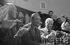 7.06.1981, Warszawa, Polska.
Wizyta Czesława Miłosza w Polsce po otrzymaniu Literackiej Nagrody Nobla - spotkanie z pisarzem w PEN Clubie w Pałacu Kultury i Nauki. Od lewej strony siedzą: NN, Czesław Miłosz, NN i Jerzy Zagórski. 
Fot. NN, zbiory Ośrodka KARTA/Independent Polish Agency (IPA) przekazał Józef Lebenbaum