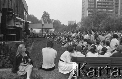 6.06.1981, Warszawa, Polska.
Czesław Miłosz podczas pierwszej wizyty w Polsce po otrzymaniu Literackiej Nagrody Nobla. Na zdjęciu czytelnicy przed Centralnym Klubem Studentów Politechniki Warszawskiej 