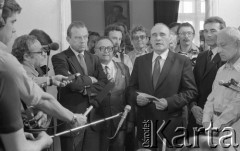 8.06.1981, Warszawa, Polska.
Wizyta Czesława Miłosza w Polsce po otrzymaniu Literackiej Nagrody Nobla. Przemówienie Jana Józefa Szczepańskiego, prezesa Związku Literatów Polskich. Widoczny jest również brat noblisty, Andrzej Miłosz.
Fot. NN, zbiory Ośrodka KARTA/Independent Polish Agency (IPA) przekazał Józef Lebenbaum