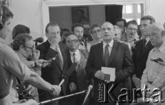 8.06.1981, Warszawa, Polska.
Wizyta Czesława Miłosza w Polsce po otrzymaniu Literackiej Nagrody Nobla - przemawia Jan Józef Szczepański, prezes Związku Literatów Polskich. Widoczny jest również brat noblisty, Andrzej Miłosz oraz syn, Antoni Miłosz.
Fot. NN, zbiory Ośrodka KARTA/Independent Polish Agency (IPA) przekazał Józef Lebenbaum
