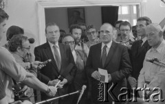 8.06.1981, Warszawa, Polska.
Wizyta Czesława Miłosza w Polsce po otrzymaniu Literackiej Nagrody Nobla. Wręczenie pisarzowi legitymacji członkowskiej ZLP. Na pierwszym planie: Czesław Miłosz i Jan Józef Szczepański (obok pisarza), prezes Związku Literatów Polskich. Widoczny jest również brat noblisty, Andrzej Miłosz.
Fot. NN, zbiory Ośrodka KARTA/Independent Polish Agency (IPA) przekazał Józef Lebenbaum
