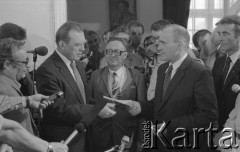 8.06.1981, Warszawa, Polska.
Wizyta Czesława Miłosza w Polsce po otrzymaniu Literackiej Nagrody Nobla. Wręczenie pisarzowi legitymacji członkowskiej ZLP. Na pierwszym planie: Czesław Miłosz i Jan Józef Szczepański, prezes Związku Literatów Polskich.
Fot. NN, zbiory Ośrodka KARTA/Independent Polish Agency (IPA) przekazał Józef Lebenbaum