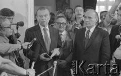 8.06.1981, Warszawa, Polska.
Wizyta Czesława Miłosza w Polsce po otrzymaniu Literackiej Nagrody Nobla. Wręczenie pisarzowi legitymacji członkowskiej ZLP. Na pierwszym planie: Czesław Miłosz i Jan Józef Szczepański, prezes Związku Literatów Polskich. Widoczny jest również syn noblisty, Antoni Miłosz.
Fot. NN, zbiory Ośrodka KARTA/Independent Polish Agency (IPA) przekazał Józef Lebenbaum