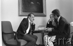 8.06.1981, Warszawa, Polska.
Wizyta Czesława Miłosza w Polsce po otrzymaniu Literackiej Nagrody Nobla. Od lewej siedzą: Czesław Miłosz, Jan Józef Szczepański, prezes Związku Literatów Polskich i NN.  
Fot. NN, zbiory Ośrodka KARTA/Independent Polish Agency (IPA) przekazał Józef Lebenbaum