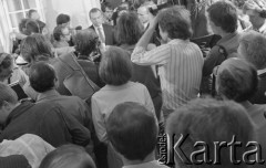 8.06.1981, Warszawa, Polska.
Wizyta Czesława Miłosza w Polsce po otrzymaniu Literackiej Nagrody Nobla. na dalszym planie widoczny jest Czesław Miłosz oraz Jan Józef Szczepański, prezes Zwiazku Literatów Polskich.  
Fot. NN, zbiory Ośrodka KARTA/Independent Polish Agency (IPA) przekazał Józef Lebenbaum