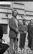 Marzec 1981, Warszawa, Polska.
Obchody rocznicy Marca '68 na Uniwersytecie Warszawskim - odsłonięcie na ścianie Pałacu Uruskich (Czetwertyńskich) tablicy upamiętniającej wiec studentów domagających się wolności słowa w marcu 1968. Przemówienie Andrzeja Walewskiego. Na drugim planie widoczni są, od prawej strony: Kazimierz Dobrowolski i Maciej Geller. 
Fot. NN, zbiory Ośrodka KARTA/Independent Polish Agency (IPA) przekazał Józef Lebenbaum 
