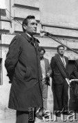Marzec 1981, Warszawa, Polska.
Obchody rocznicy Marca '68 na Uniwersytecie Warszawskim - odsłonięcie na ścianie Pałacu Uruskich (Czetwertyńskich) tablicy upamiętniającej wiec studentów domagających się wolności słowa w marcu 1968. Przemawia rektor Uniwersytetu Warszawskiego, profesor Henryk Samsonowicz. Na drugim planie widoczni są, od prawej strony: Kazimierz Dobrowolski i Andrzej Walewski. 
Fot. NN, zbiory Ośrodka KARTA/Independent Polish Agency (IPA) przekazał Józef Lebenbaum 
