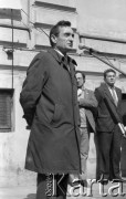Marzec 1981, Warszawa, Polska.
Obchody rocznicy Marca '68 na Uniwersytecie Warszawskim - odsłonięcie na ścianie Pałacu Uruskich (Czetwertyńskich) tablicy upamiętniającej wiec studentów domagających się wolności słowa w marcu 1968. Przemawia rektor Uniwersytetu Warszawskiego, profesor Henryk Samsonowicz. Na drugim planie widoczni są, od prawej strony: Kazimierz Dobrowolski i Andrzej Walewski. 
Fot. NN, zbiory Ośrodka KARTA/Independent Polish Agency (IPA) przekazał Józef Lebenbaum 
