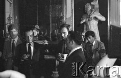6.06.1981, Warszawa, Polska.
Wizyta Czesława Miłosza w Polsce po otrzymaniu Literackiej Nagrody Nobla - spotkanie z poetą w Pałacu na Wodzie w Łazienkach Królewskich. Czesław Miłosz w towarzystwie synów, Piotra Miłosza (z lewej strony) i Antoniego Miłosza (z prawej strony). Na pierwszym planie (bokiem) stoi Józef Tejchma, minister kultury i sztuki.
Fot. NN, zbiory Ośrodka KARTA/Independent Polish Agency (IPA) przekazał Józef Lebenbaum