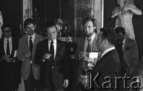 6.06.1981, Warszawa, Polska.
Wizyta Czesława Miłosza w Polsce po otrzymaniu Literackiej Nagrody Nobla - spotkanie z poetą w Pałacu na Wodzie w Łazienkach Królewskich. Od lewej strony stoją - brat pisarza, Andrzej Miłosz, Piotr Miłosz (syn pisarza), Czesław Miłosz i Antoni Miłosz (syn pisarza). Na pierwszym planie (bokiem) stoi Józef Tejchma, minister kultury i sztuki.
Fot. NN, zbiory Ośrodka KARTA/Independent Polish Agency (IPA) przekazał Józef Lebenbaum