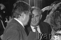 6.06.1981, Warszawa, Polska.
Wizyta Czesława Miłosza w Polsce po otrzymaniu Literackiej Nagrody Nobla - spotkanie z poetą w Pałacu na Wodzie w Łazienkach Królewskich. Aktor, Gustaw Holoubek rozmawia z bratem pisarza, Andrzejem Miłoszem.
Fot. NN, zbiory Ośrodka KARTA/Independent Polish Agency (IPA) przekazał Józef Lebenbaum