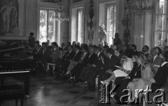6.06.1981, Warszawa, Polska.
Wizyta Czesława Miłosza w Polsce po otrzymaniu Literackiej Nagrody Nobla - spotkanie z poetą w Pałacu na Wodzie w Łazienkach Królewskich. Zorganizowany w sali balowej pałacu, koncert utworów Fryderyka Chopina w wykonaniu Piotra Palecznego. W pierszym rzędzie siedzą m.in. synowie pisarza - Antoni Miłosz i Piotr Miłosz, Czesław Miłosz oraz brat pisarza - Andrzej Miłosz. 
Fot. NN, zbiory Ośrodka KARTA/Independent Polish Agency (IPA) przekazał Józef Lebenbaum