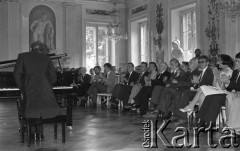 6.06.1981, Warszawa, Polska.
Wizyta Czesława Miłosza w Polsce po otrzymaniu Literackiej Nagrody Nobla - spotkanie z poetą w Pałacu na Wodzie w Łazienkach Królewskich. Zorganizowany w sali balowej pałacu, koncert utworów Fryderyka Chopina w wykonaniu Piotra Palecznego. W pierszym rzędzie siedzą m.in. synowie pisarza - Antoni Miłosz i Piotr Miłosz, Czesław Miłosz oraz brat pisarza - Andrzej Miłosz. 
Fot. NN, zbiory Ośrodka KARTA/Independent Polish Agency (IPA) przekazał Józef Lebenbaum