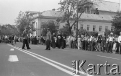 31.05.1981, Warszawa, Polska.
Pogrzeb Kardynała Stefana Wyszyńskiego. Książa, milicjanci i warszawiacy uczestniczący w ceremonii na Krakowskim Przedmieściu. W tle widoczna jest delegacja z Podhala.
Fot. NN, zbiory Ośrodka KARTA/Independent Polish Agency (IPA) przekazał Józef Lebenbaum