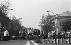 31.05.1981, Warszawa, Polska.
Pogrzeb Kardynała Stefana Wyszyńskiego. Delegacja z Podhala na Krakowskim Przedmieściu. W tle - warszawiacy obserwują ceremonię.
Fot. NN, zbiory Ośrodka KARTA/Independent Polish Agency (IPA) przekazał Józef Lebenbaum