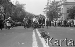 31.05.1981, Warszawa, Polska.
Pogrzeb Kardynała Stefana Wyszyńskiego. Delegacja z Podhala na Krakowskim Przedmieściu. W tle - warszawiacy obserwują ceremonię.
Fot. NN, zbiory Ośrodka KARTA/Independent Polish Agency (IPA) przekazał Józef Lebenbaum