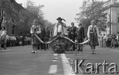 31.05.1981, Warszawa, Polska.
Pogrzeb Kardynała Stefana Wyszyńskiego. Delegacja z Podhala na Krakowskim Przedmieściu. W tle - warszawiacy obserwują ceremonię. Na ulicy rozrzucone zostały kwiaty. 
Fot. NN, zbiory Ośrodka KARTA/Independent Polish Agency (IPA) przekazał Józef Lebenbaum