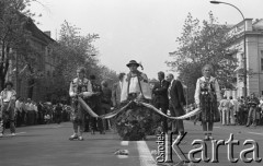 31.05.1981, Warszawa, Polska.
Pogrzeb Kardynała Stefana Wyszyńskiego. Delegacja z Podhala na Krakowskim Przedmieściu. W tle - warszawiacy obserwują ceremonię. Na ulicy rozrzucone zostały kwiaty. 
Fot. NN, zbiory Ośrodka KARTA/Independent Polish Agency (IPA) przekazał Józef Lebenbaum