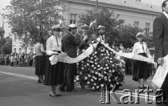 31.05.1981, Warszawa, Polska.
Pogrzeb Kardynała Stefana Wyszyńskiego. Delegacja studentów Katolickiego Uniwersytetu Lubelskiego na ulicy Krakowskie Przedmieście. W tle - warszawiacy obserwują procesję.
Fot. NN, zbiory Ośrodka KARTA/Independent Polish Agency (IPA) przekazał Józef Lebenbaum