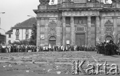 31.05.1981, Warszawa, Polska.
Pogrzeb Kardynała Stefana Wyszyńskiego - warszawiacy przed kościołem pokarmelickim. Na placu rozrzucone zostały kwiaty. 
Fot. NN, zbiory Ośrodka KARTA/Independent Polish Agency (IPA) przekazał Józef Lebenbaum