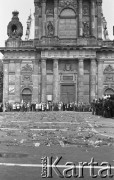 31.05.1981, Warszawa, Polska.
Pogrzeb Kardynała Stefana Wyszyńskiego - warszawiacy przed kościołem pokarmelickim. Na placu rozrzucone zostały kwiaty. 
Fot. NN, zbiory Ośrodka KARTA/Independent Polish Agency (IPA) przekazał Józef Lebenbaum