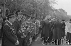 31.05.1981, Warszawa, Polska.
Pogrzeb Kardynała Stefana Wyszyńskiego. Milicjanci trzymajacy wiązanki pogrzebowe oraz księża stojący na Krakowskim Przedmieściu. 
Fot. NN, zbiory Ośrodka KARTA/Independent Polish Agency (IPA) przekazał Józef Lebenbaum