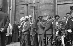 31.05.1981, Warszawa, Polska.
Pogrzeb Kardynała Stefana Wyszyńskiego - uczestnicy ceremonii przed kościołem, wśród nich stoi delegacja górników trzymająca sztandary i wieńce. 
Fot. NN, zbiory Ośrodka KARTA/Independent Polish Agency (IPA) przekazał Józef Lebenbaum