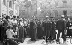 31.05.1981, Warszawa, Polska.
Pogrzeb Kardynała Stefana Wyszyńskiego. Kadra profesorska Katolickiego Uniwersytetu Lubelskiego przed kościołem pokarmelickim. Po lewej stronie - reporter filmujący zdarzenie.
Fot. NN, zbiory Ośrodka KARTA/Independent Polish Agency (IPA) przekazał Józef Lebenbaum