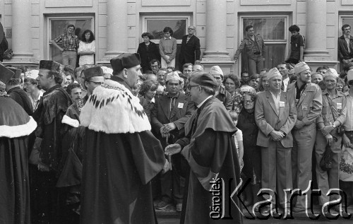 31.05.1981, Warszawa, Polska.
Pogrzeb Kardynała Stefana Wyszyńskiego - kadra profesorska przed kościołem pokarmelickim. Na pierwszym planie stoi profesor Mieczysław Albert Krąpiec.
Fot. NN, zbiory Ośrodka KARTA/Independent Polish Agency (IPA) przekazał Józef Lebenbaum
