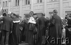 31.05.1981, Warszawa, Polska.
Pogrzeb Kardynała Stefana Wyszyńskiego - kadra profesorska przed kościołem pokarmelickim. Na pierwszym planie stoi profesor Mieczysław Albert Krąpiec.
Fot. NN, zbiory Ośrodka KARTA/Independent Polish Agency (IPA) przekazał Józef Lebenbaum