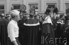 31.05.1981, Warszawa, Polska.
Pogrzeb Kardynała Stefana Wyszyńskiego - kadra profesorska przed kościołem pokarmelickim. Na pierwszym planie stoi profesor Mieczysław Albert Krąpiec.
Fot. NN, zbiory Ośrodka KARTA/Independent Polish Agency (IPA) przekazał Józef Lebenbaum