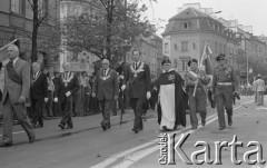 31.05.1981, Warszawa, Polska.
Pogrzeb Kardynała Stefana Wyszyńskiego - delegacje kombatanckie ze sztandarami maszerują ulicą Krakowskie Przedmieście. W tle - warszawiacy obserwują procesję.
Fot. NN, zbiory Ośrodka KARTA/Independent Polish Agency (IPA) przekazał Józef Lebenbaum