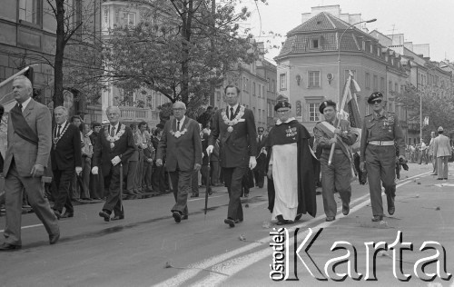 31.05.1981, Warszawa, Polska.
Pogrzeb Kardynała Stefana Wyszyńskiego - delegacje kombatanckie ze sztandarami maszerują ulicą Krakowskie Przedmieście. W tle - warszawiacy obserwują procesję.
Fot. NN, zbiory Ośrodka KARTA/Independent Polish Agency (IPA) przekazał Józef Lebenbaum