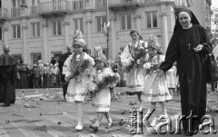 31.05.1981, Warszawa, Polska.
Pogrzeb Kardynała Stefana Wyszyńskiego - siostra zakonna oraz kobiety i dziewczęta przebrane w stroje ludowe. Na ulicy rozrzucone zostały kwiaty.
Fot. NN, zbiory Ośrodka KARTA/Independent Polish Agency (IPA) przekazał Józef Lebenbaum