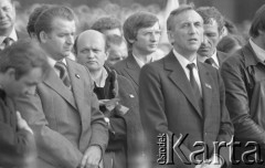 31.05.1981, Warszawa, Polska.
Pogrzeb Kardynała Stefana Wyszyńskiego - w pierwszym rzędzie stoją: Marian Jurczyk i Tadeusz Mazowiecki. Z tyłu widoczny jest Mirosław Odorowski (w okularach). 
Fot. NN, zbiory Ośrodka KARTA/Independent Polish Agency (IPA) przekazał Józef Lebenbaum