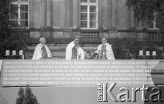 31.05.1981, Warszawa, Polska.
Pogrzeb Kardynała Stefana Wyszyńskiego. Ceremonia pogrzebowa - moment Podniesienia. Mszy przewodniczy Sekretarz Stanu Watykanu kardynał Agostino Casaroli. 
Fot. NN, zbiory Ośrodka KARTA/Independent Polish Agency (IPA) przekazał Józef Lebenbaum