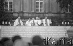 31.05.1981, Warszawa, Polska.
Pogrzeb Kardynała Stefana Wyszyńskiego. Ceremonia pogrzebowa - Błogosławieństwo. Mszy przewodniczy Sekretarz Stanu Watykanu kardynał Agostino Casaroli. 
Fot. NN, zbiory Ośrodka KARTA/Independent Polish Agency (IPA) przekazał Józef Lebenbaum