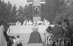 31.05.1981, Warszawa, Polska.
Pogrzeb Kardynała Stefana Wyszyńskiego. Ceremonia pogrzebowa - trumna i ołtarz. Mszy przewodniczy Sekretarz Stanu Watykanu kardynał Agostino Casaroli. Na pierwszym planie - wierni.
Fot. NN, zbiory Ośrodka KARTA/Independent Polish Agency (IPA) przekazał Józef Lebenbaum