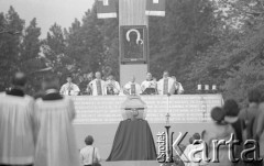 31.05.1981, Warszawa, Polska.
Pogrzeb Kardynała Stefana Wyszyńskiego. Ceremonia pogrzebowa - trumna i ołtarz. Mszy przewodniczy Sekretarz Stanu Watykanu kardynał Agostino Casaroli. 
Fot. NN, zbiory Ośrodka KARTA/Independent Polish Agency (IPA) przekazał Józef Lebenbaum