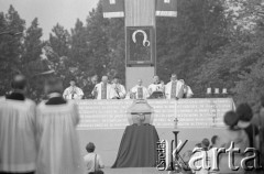 31.05.1981, Warszawa, Polska.
Pogrzeb Kardynała Stefana Wyszyńskiego. Ceremonia pogrzebowa - trumna i ołtarz. Mszy przewodniczy Sekretarz Stanu Watykanu kardynał Agostino Casaroli. 
Fot. NN, zbiory Ośrodka KARTA/Independent Polish Agency (IPA) przekazał Józef Lebenbaum