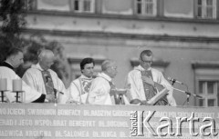 31.05.1981, Warszawa, Polska.
Pogrzeb Kardynała Stefana Wyszyńskiego. Ceremonia pogrzebowa - księża celebrujący mszę. Mszy przewodniczy Sekretarz Stanu Watykanu kardynał Agostino Casaroli.
Fot. NN, zbiory Ośrodka KARTA/Independent Polish Agency (IPA) przekazał Józef Lebenbaum